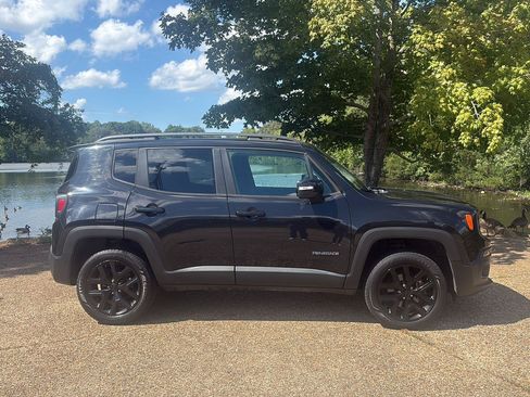 Used 2016 Jeep Renegade Latitude AWD/4WD image 3