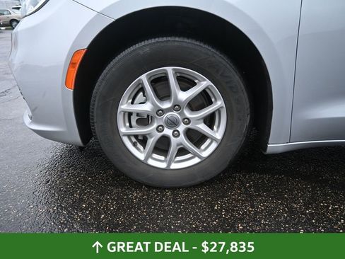 Used 2024 Chrysler Pacifica Touring-L image 16