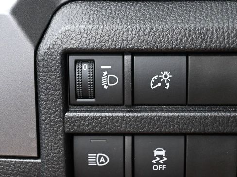 Certified 2025 Toyota Tacoma SR5 AWD/4WD image 14