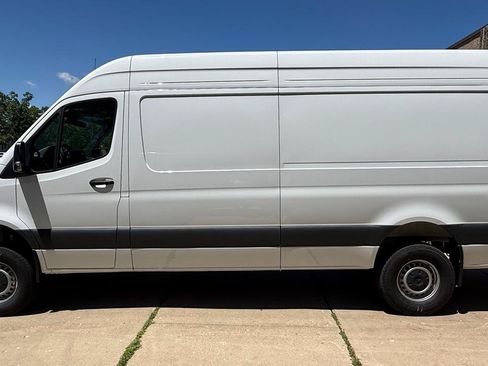 Used 2025 Mercedes-Benz Sprinter 2500 image 3