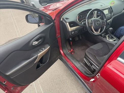 Used 2017 Jeep Cherokee Latitude FWD image 5