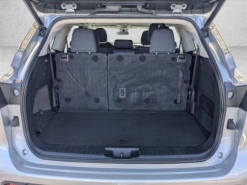 Used 2022 Toyota Highlander LE FWD image 6