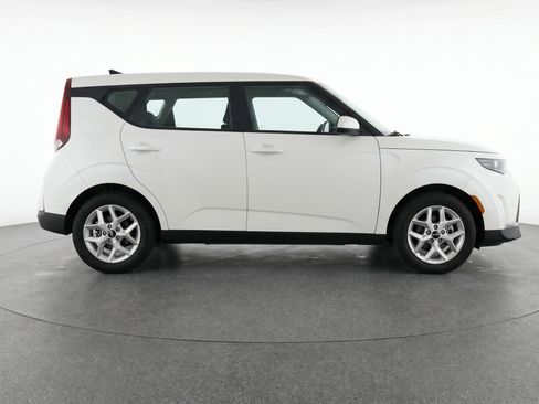 Used 2025 Kia Soul LX w/ LX Technology Package FWD image 11