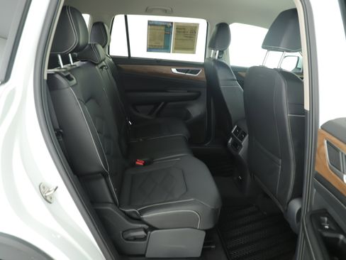 Used 2024 Volkswagen Atlas SE image 14