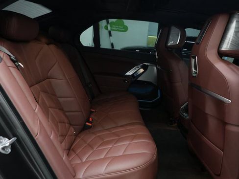 Used 2025 BMW 760i xDrive w/ Executive Package image 86