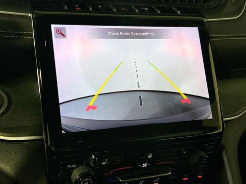 Used 2023 Jeep Grand Cherokee Limited image 13