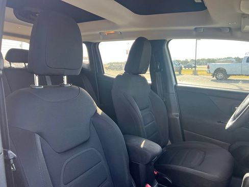 Used 2018 Jeep Renegade Latitude FWD image 12