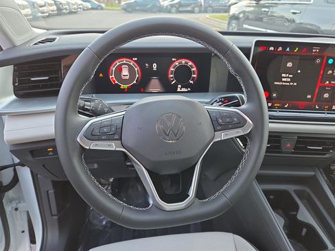 New 2025 Volkswagen Tiguan SE image 18