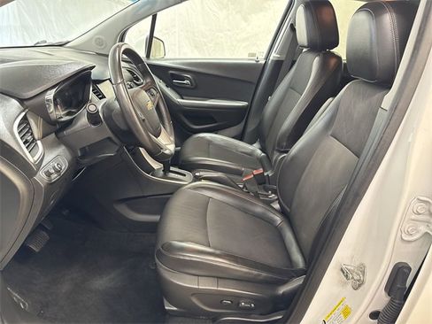 Used 2020 Chevrolet Trax LT w/ LT Convenience Package image 10
