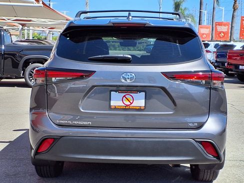 Certified 2024 Toyota Highlander XLE FWD image 5