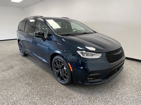 Used 2025 Chrysler Pacifica Limited image 19