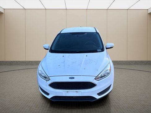 Used 2016 Ford Focus SE w/ SE Power Seat Package image 2
