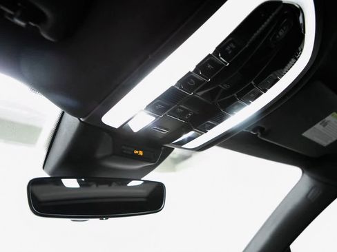 Certified 2025 Porsche Macan image 22