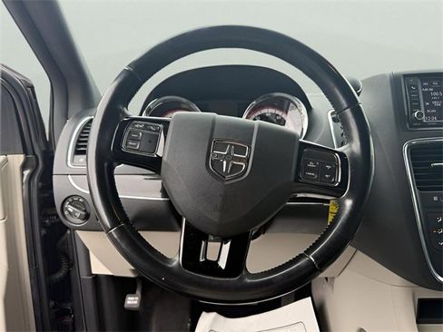 Used 2019 Dodge Grand Caravan SXT image 16