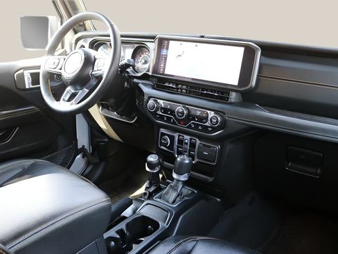 Used 2024 Jeep Wrangler Unlimited Sahara w/ Technology Group AWD/4WD image 20