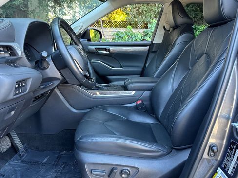 Used 2023 Toyota Highlander Platinum FWD image 10