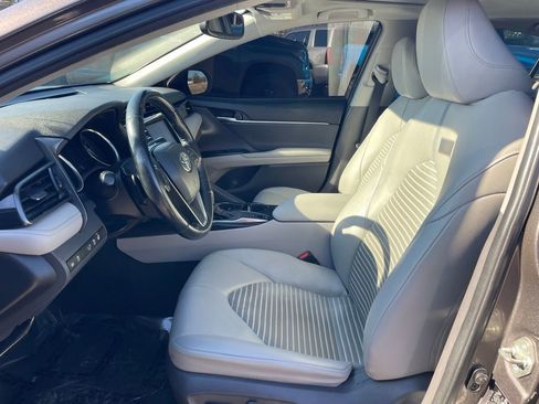 Used 2020 Toyota Camry SE image 2