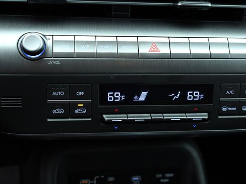 Used 2025 Hyundai Kona SEL image 11