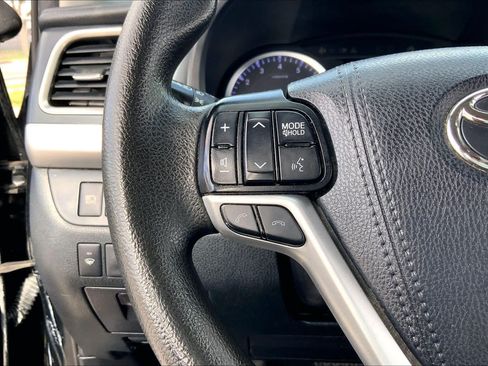Used 2019 Toyota Highlander LE FWD image 23