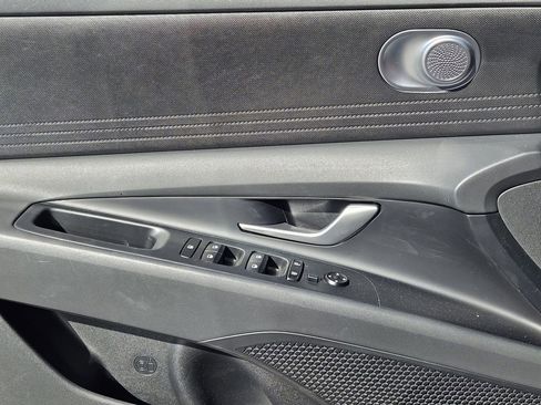 Used 2025 Hyundai Elantra SE image 17