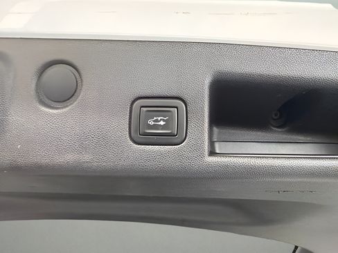 Used 2020 Chevrolet Equinox LT FWD image 36