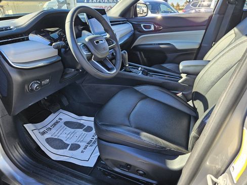 Used 2024 Jeep Compass Limited image 7