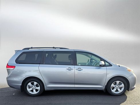 Used 2012 Toyota Sienna LE w/ Towing Pkg image 38