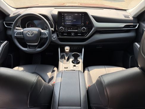 Used 2022 Toyota Highlander XLE image 4