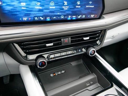 Used 2025 Chevrolet Suburban Premier image 31