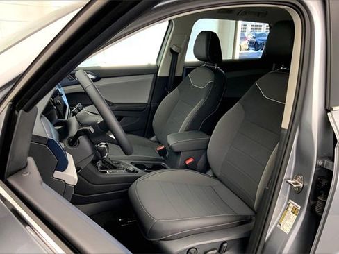 Used 2024 Volkswagen Taos SE image 25