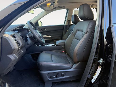 New 2025 Nissan Pathfinder Platinum w/ Black Appearance Package image 9