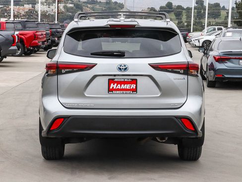 Certified 2024 Toyota Highlander XLE FWD image 6