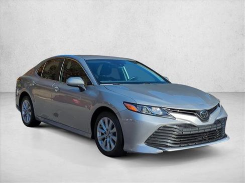 Used 2020 Toyota Camry LE image 3