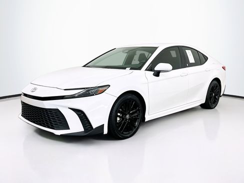 Used 2025 Toyota Camry SE FWD image 3