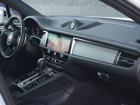 Certified 2026 Porsche Macan image 32
