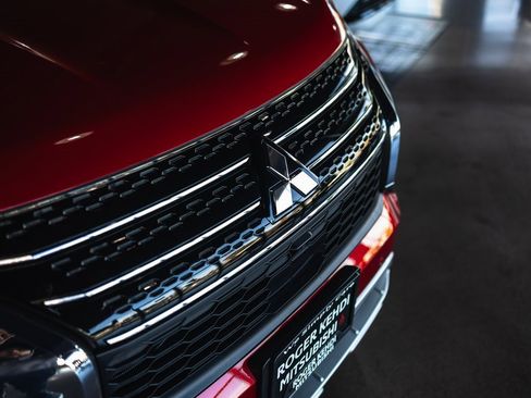 New 2025 Mitsubishi Outlander SE image 4