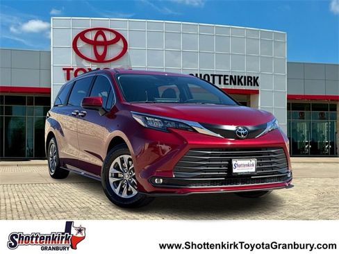 New 2026 Toyota Sienna XLE image 1