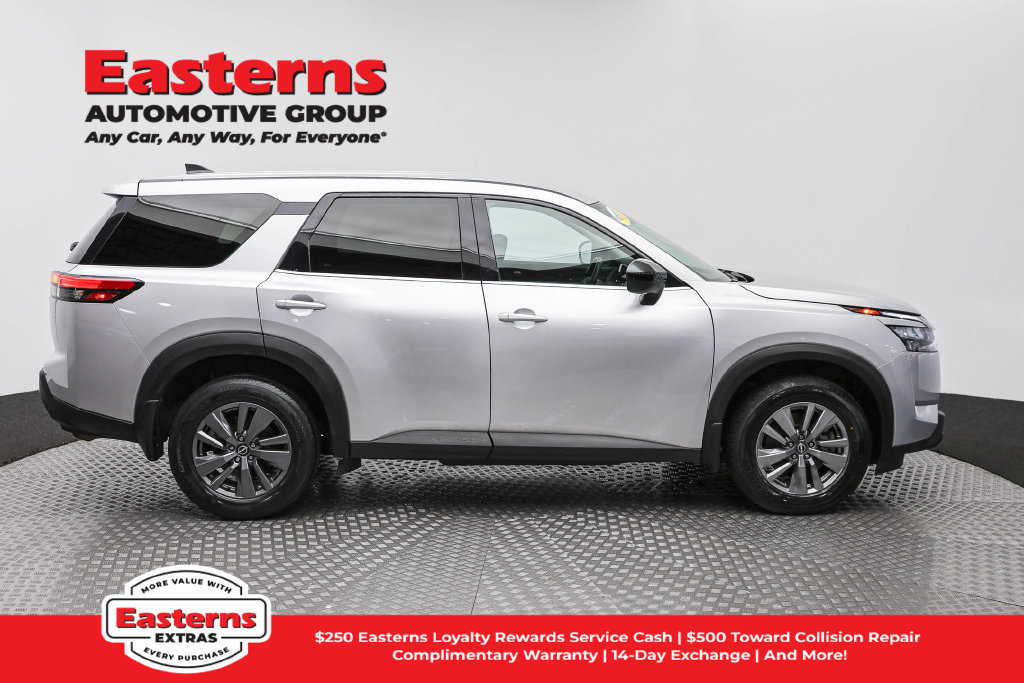 Used 2023 Nissan Pathfinder S AWD/4WD image 5