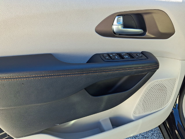 Used 2017 Chrysler Pacifica Touring-L FWD image 14
