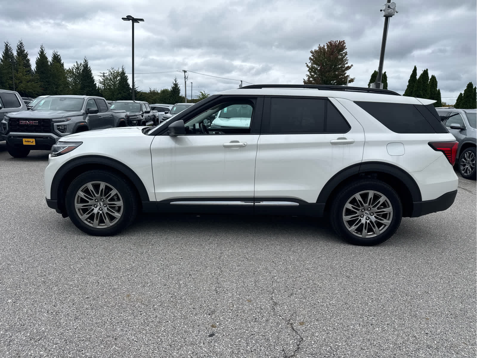 Used 2025 Ford Explorer Active w/ Active Comfort Package AWD/4WD image 2
