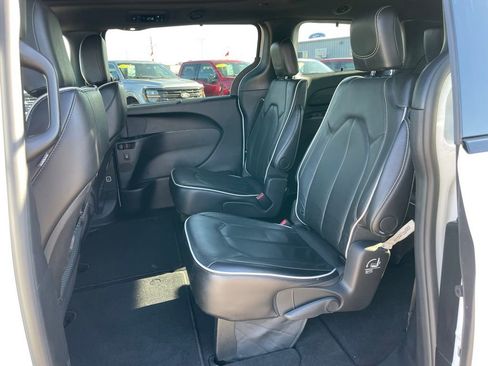 Used 2025 Chrysler Pacifica Limited FWD image 8
