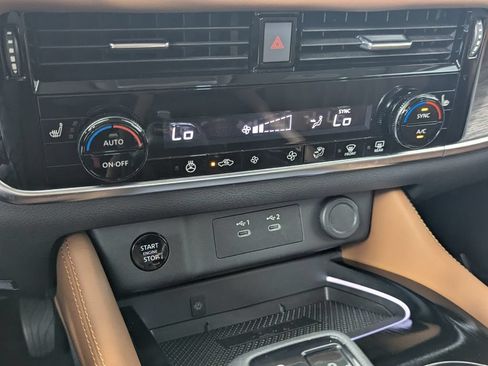 Used 2025 Nissan Rogue Platinum FWD image 23