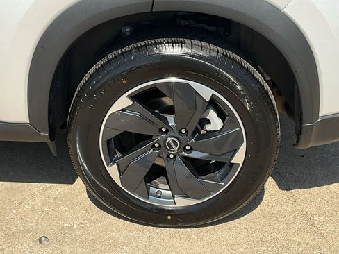 Used 2025 Nissan Rogue SV image 8