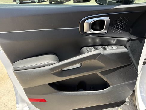 Used 2023 Kia Sorento LX FWD image 10