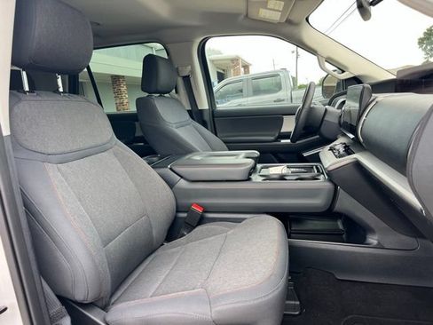 Used 2025 Ford Expedition Active AWD/4WD image 29