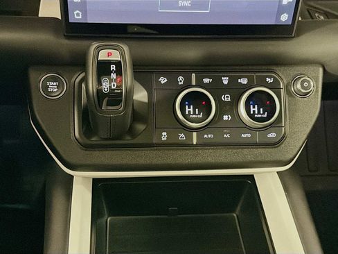 Used 2025 Land Rover Defender 90 X-Dynamic SE image 18