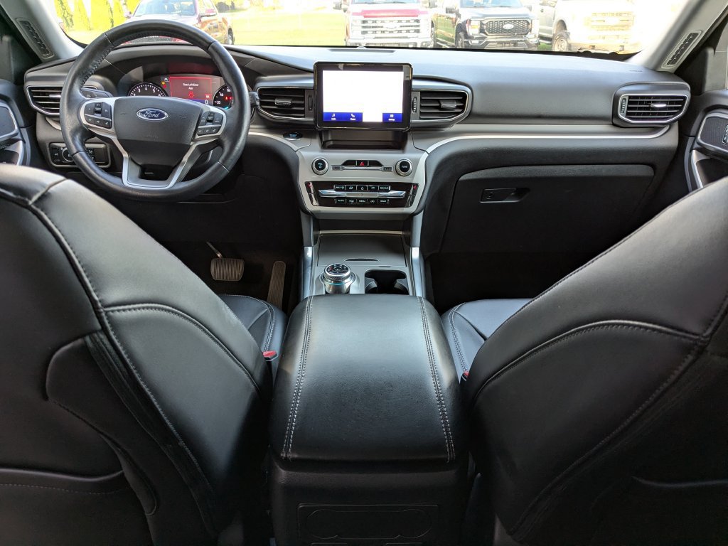 Used 2023 Ford Explorer XLT w/ Equipment Group 202A AWD/4WD image 4