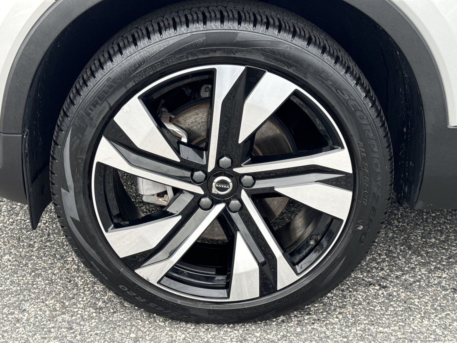 Used 2024 Volvo XC40 B5 Plus w/ Climate Package AWD/4WD image 12