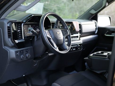 Used 2024 Chevrolet Silverado 1500 LT AWD/4WD image 9
