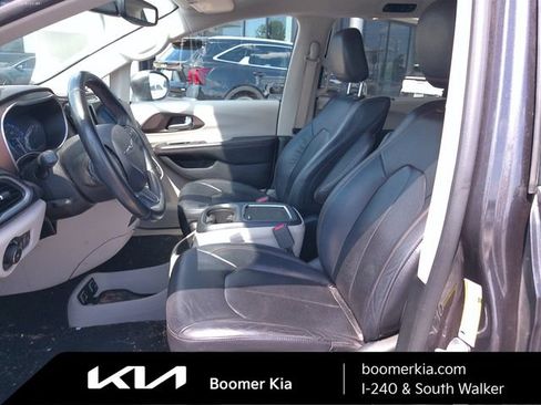 Used 2017 Chrysler Pacifica Touring-L Plus w/ Uconnect Theatre Group FWD image 11
